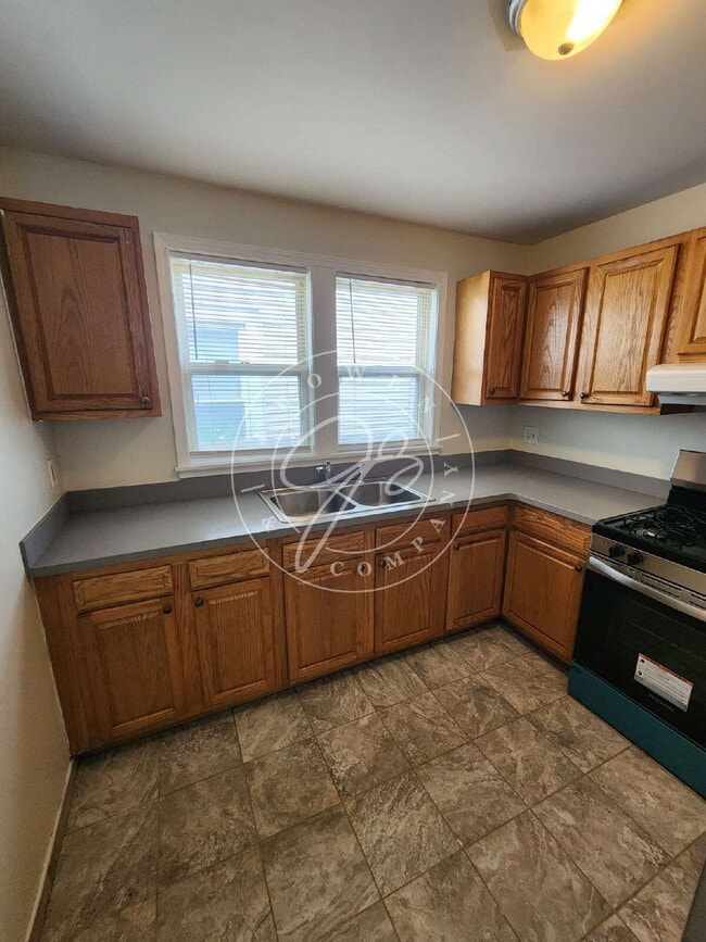 Building Photo - Adorable Updated 3 Bedroom Bungalow Near Downtown & Tony Packo's!