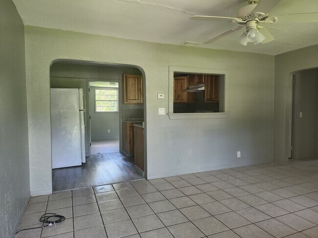 Building Photo - 2 Bedroom 1 Bath Single Family Home w/ Bonus Room