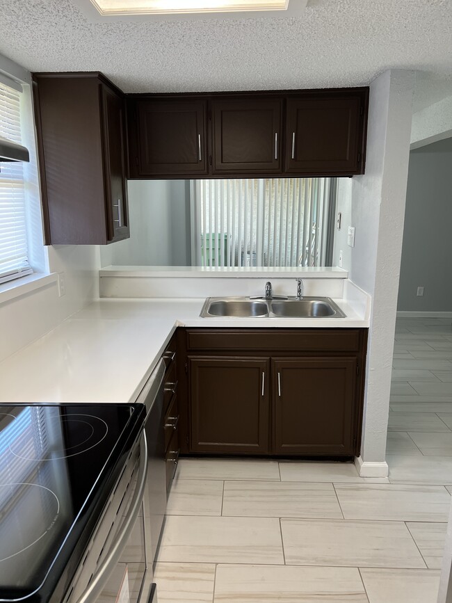 Primary Photo - 711 Harbour Town Dr