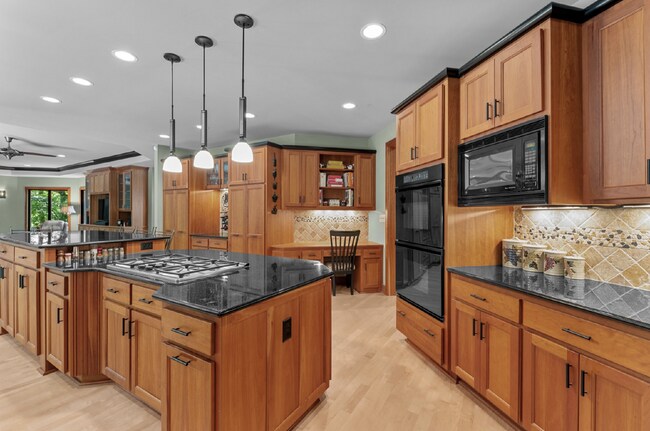 Building Photo - Luxurious 5-Bed Sanctuary with Scenic View...