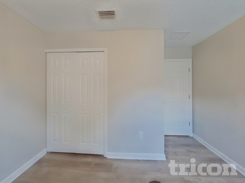 Building Photo - 11626 Brian Lakes Dr N