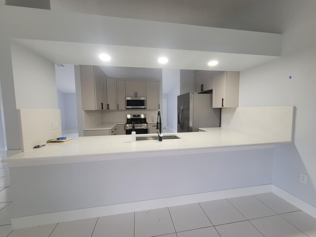 Building Photo - 2050 SE Camilo St