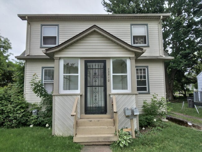Primary Photo - 23510 Buckingham St
