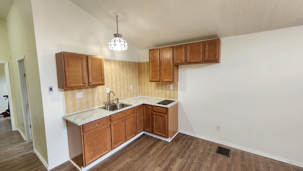 Building Photo - 2101 N Ball Ave