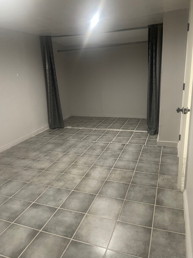 Great size bedroom - 2302 E Yale St