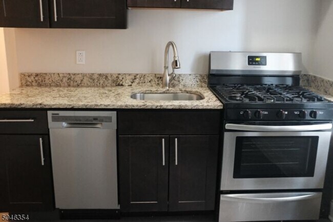 Building Photo - 11 Seymour St