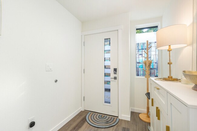 Building Photo - 9413 Roosevelt Way NE