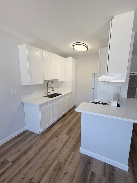 Building Photo - 1223 N Kingsley Dr