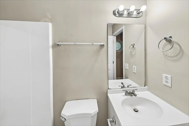 Building Photo - 114 N Etowah Ln