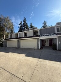 Building Photo - 3 bed, 2 1/2 bath townhome in quiet complex