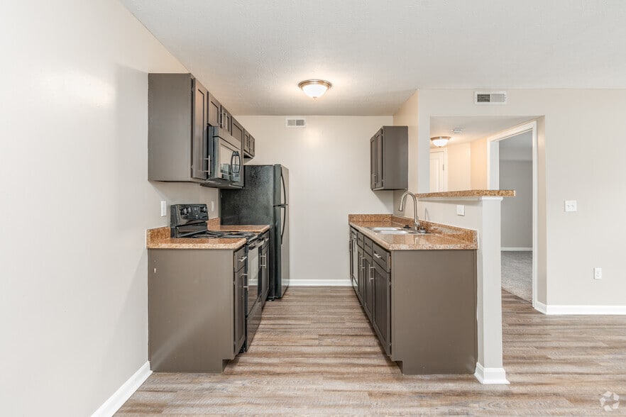 1BR, 1BA - 800SF - Kitchen - Worthington Green