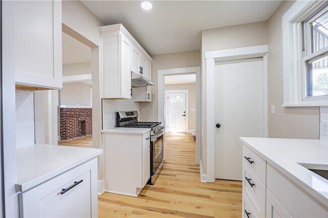 Building Photo - 232 St Clair St