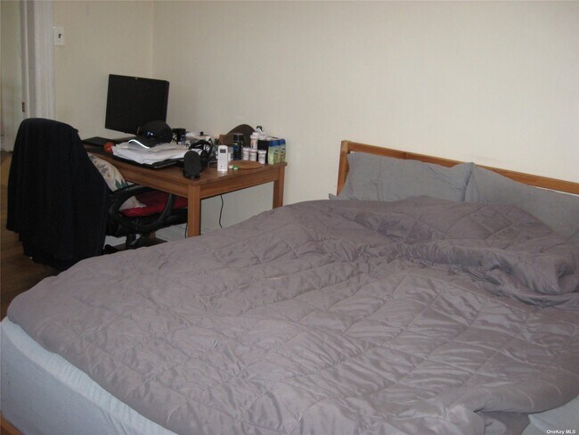 Building Photo - 266 Jericho Turnpike