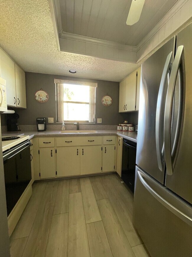 Building Photo - 14459 River Beach Dr