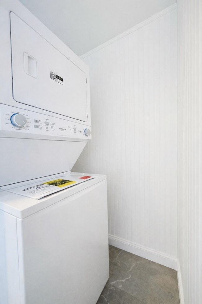 Building Photo - 16 W 51st St