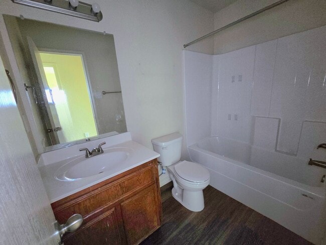 Building Photo - AVAILABLE NOW! (SECTION 8 ACCEPTED)