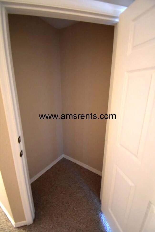 Building Photo - 4 bedroom and 3 bathroom Townhouse