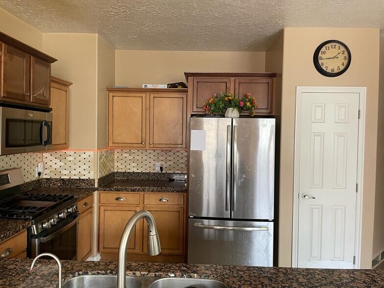 Kitchen - 11006 S Maple Forest Way
