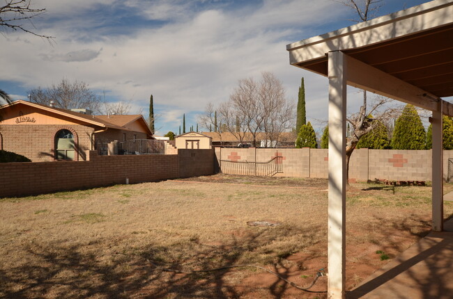 Building Photo - FIVE BEDROOMS!