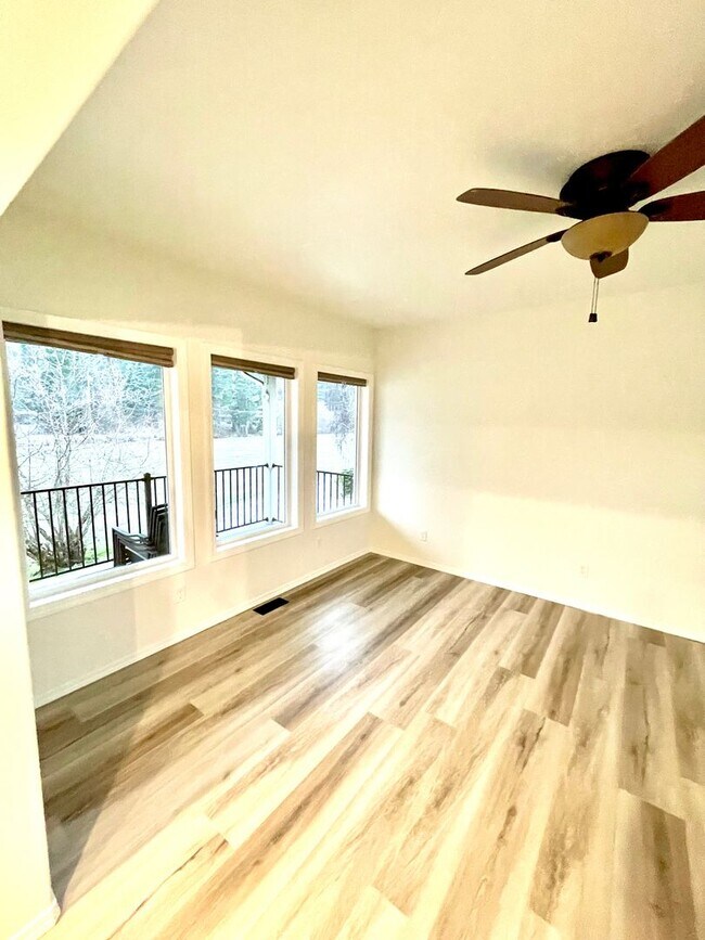 Building Photo - Stunning Riverfront Home in Sun Country