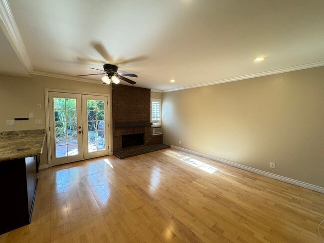 Building Photo - Charming 3Bd/2.5Ba w/Private Yard and New ...