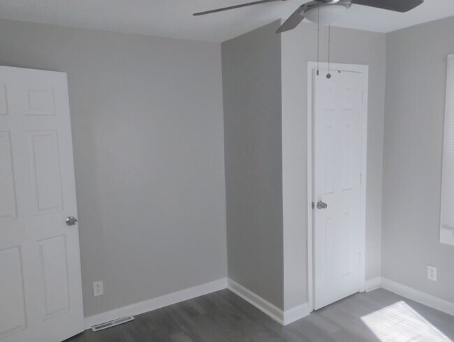 Building Photo - Cozy 2BR Home in KC Northland – Fully Fenced Yard & Fresh Updates