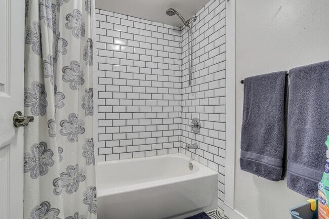 Building Photo - 2860 S Golden Way