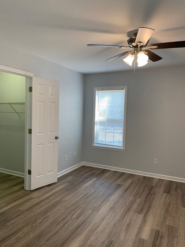 Building Photo - 3 Bedroom 2 Bath Renovated House Available Now on Park Avenue