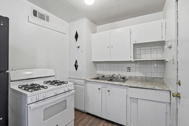 Building Photo - 79904$600 rent. Water and trash included in this 1 bedroom 1 bath apartment.