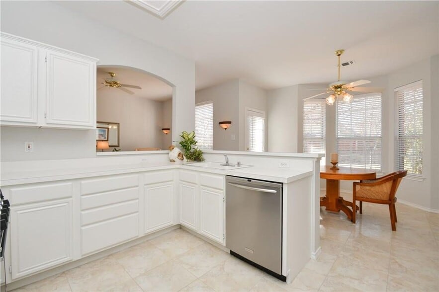 Building Photo - 8435 Creekside Cir