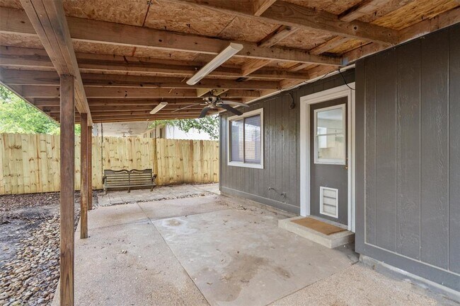 Building Photo - 701 Riverwood Dr