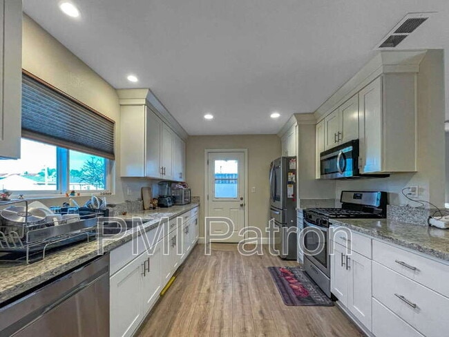 Building Photo - 6724 Sequoia Dr