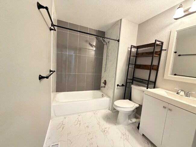 Building Photo - "Nicely updated 2-Bed 1.5 bath Townhouse in Englewood near Parker – Your Cozy Retreat Awaits!"