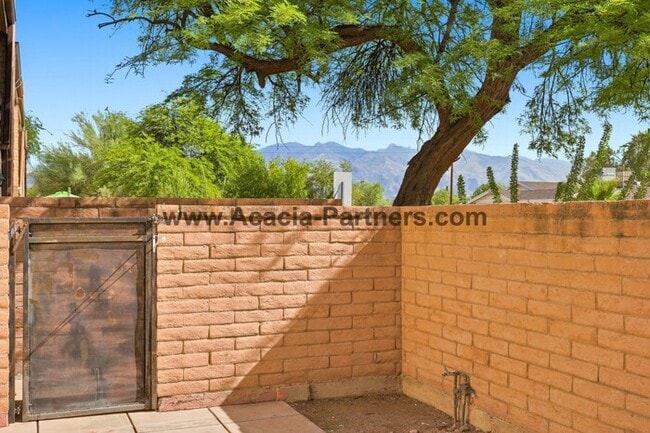 Building Photo - Spacious Three Bedroom/Three Bath Townhome