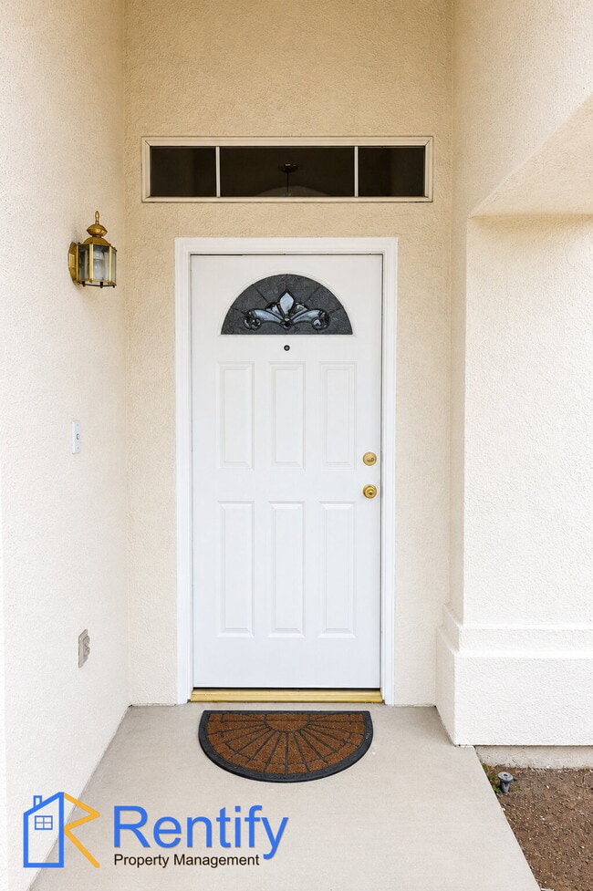 Building Photo - Charming Seven Oaks Home - 4Bed, 2Bath - Gardener Included!