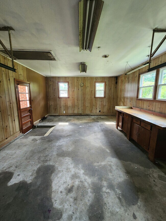 Building Photo - 340 E 14th St
