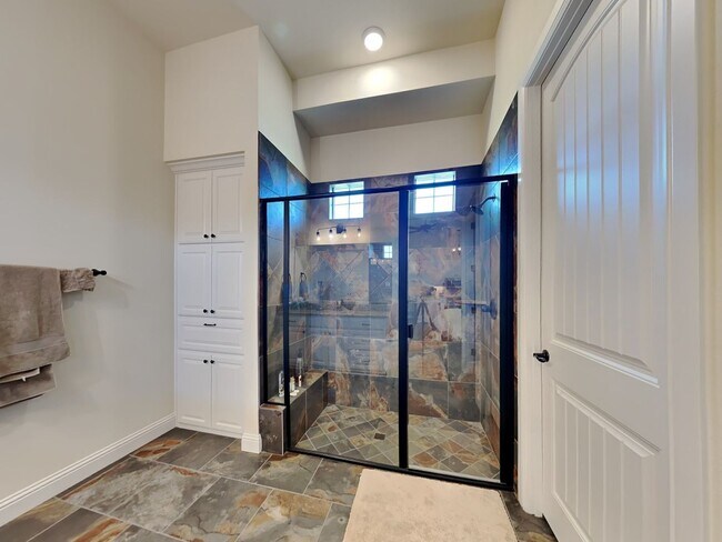 Building Photo - Experience Resort-Style Living in the Prestigious Gated Community of Bella Flora.