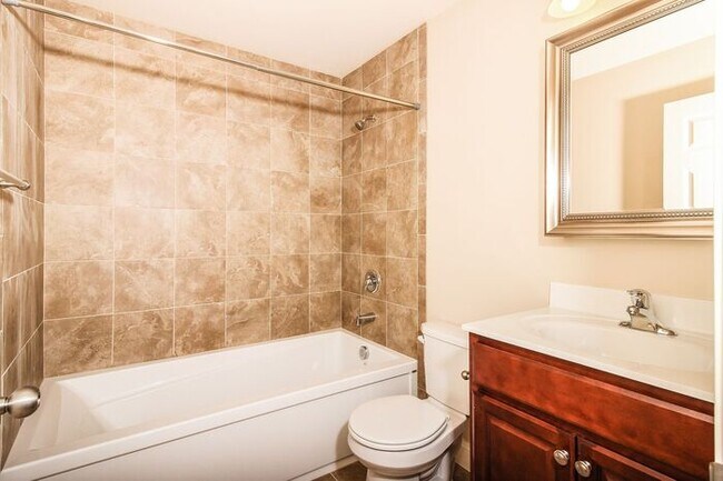 Building Photo - 1305 River View Ln
