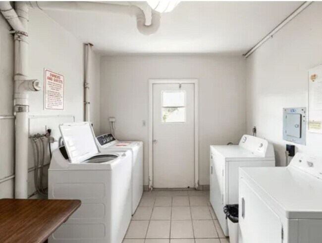 Building Photo - Annual OR Seasonal turnkey FURNISHED 2/2 ground floor condo with golf course and water views