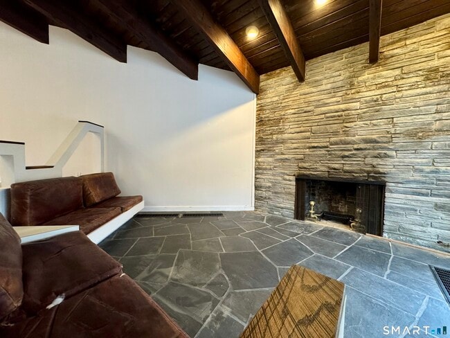 Building Photo - 860 Oakwood Rd