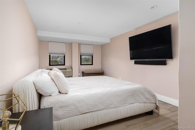 Building Photo - 185 W Park Ave