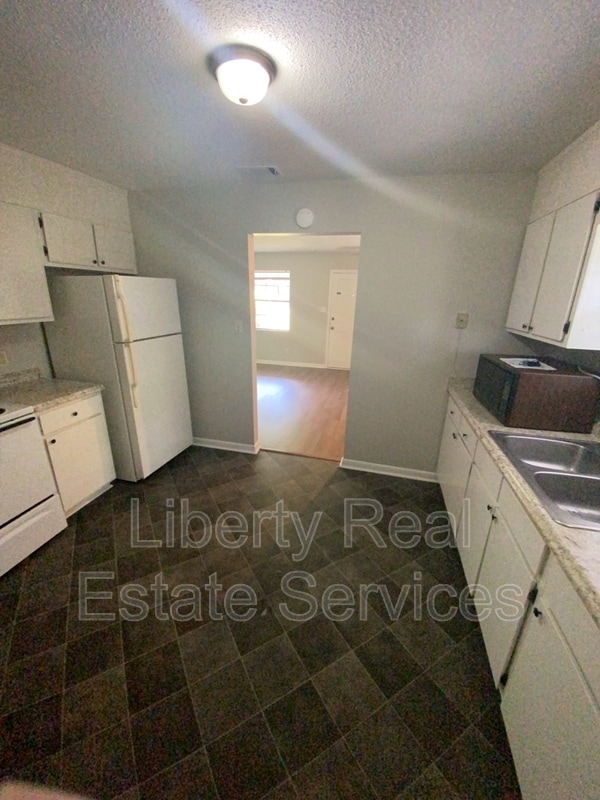 Building Photo - 228 Pointe S Dr