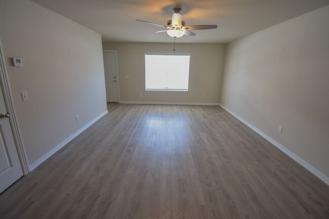 Building Photo - 2 Bedroom 2.5 Bath Townhome in Farmington!