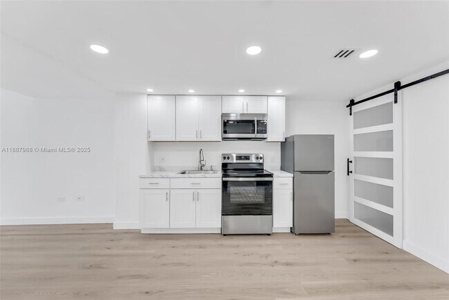 Building Photo - 801 Brickell Bay Dr