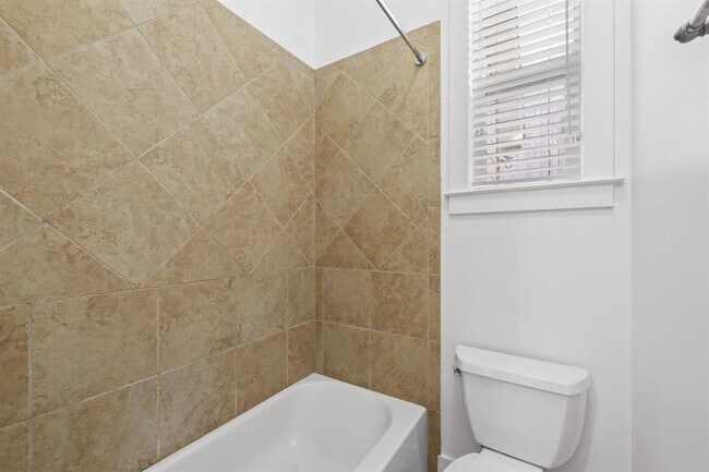 Building Photo - 1607 Chelsea Ln