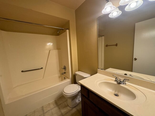 Building Photo - Gorgeous 3 Bedroom 2 bathroom duplex In Br...
