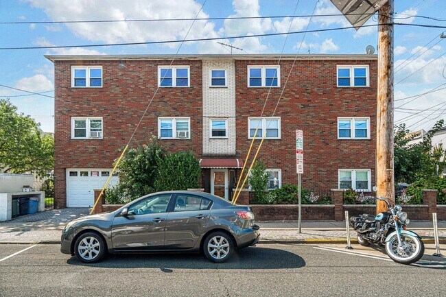Building Photo - 434 New York Ave