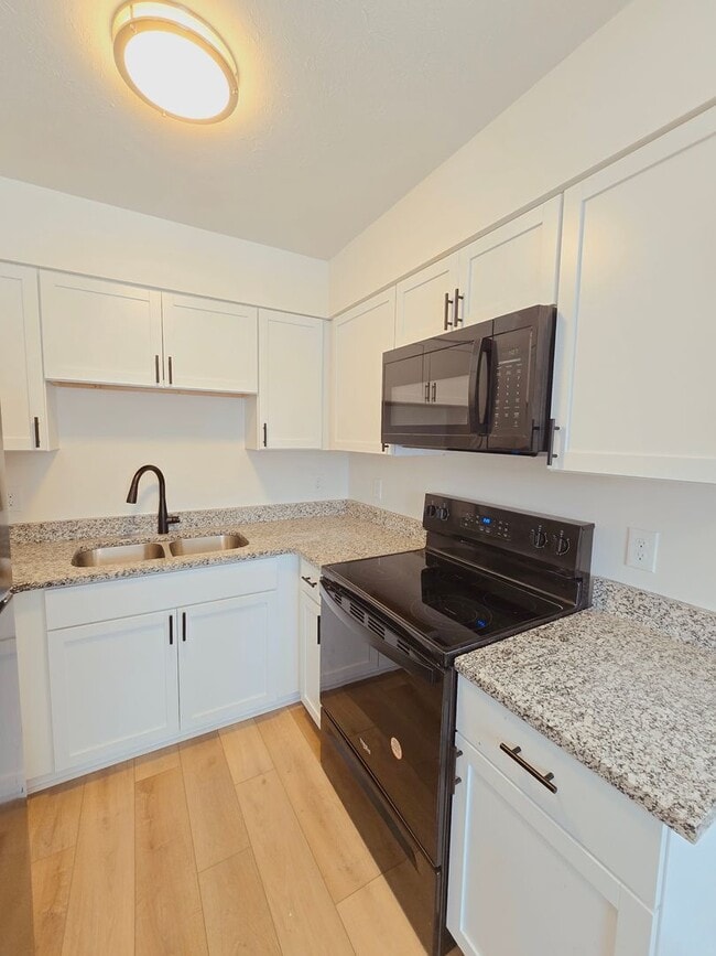 Building Photo - Renovated 2 Bedroom apartment in Hikes Point!