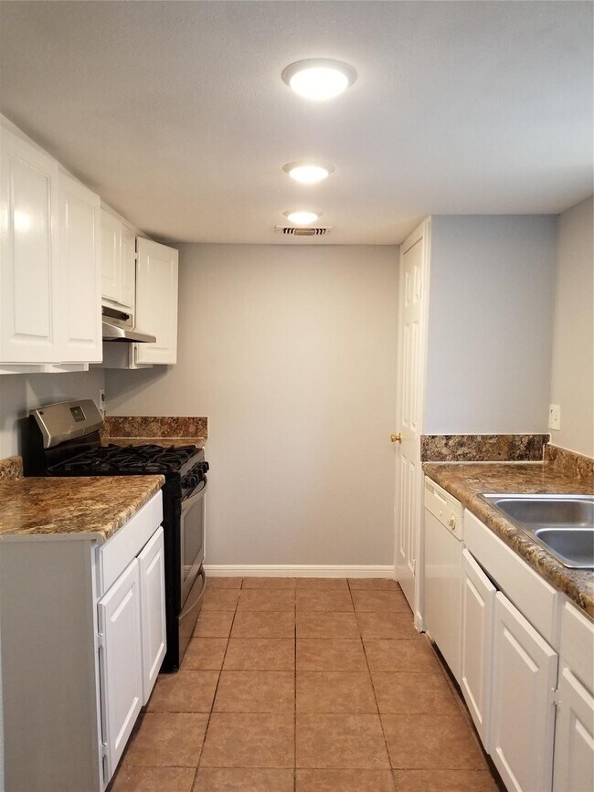 Building Photo - 8631 Valley Ledge Dr