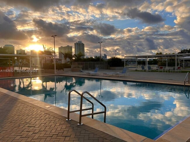 Building Photo - 18041 Biscayne Blvd